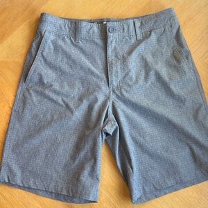 Men’s hybrid shorts size 28. Lightweight quick dry. Patterned pockets LIKE NEW